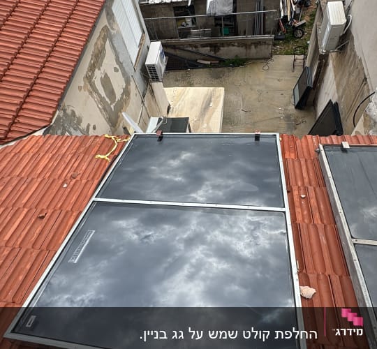 קולטי שמש מותקנים על גג רעפים אדום